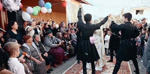 Традиционный танец. Скриншот видео https://vimeo.com/gorkyfilmstudio Традиционный танец. Скриншот видео https://vimeo.com/gorkyfilmstudio