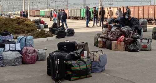 Перрон вокзала в Волжском. Фото Вячеслава Ященко для "Кавказского узла". Перрон вокзала в Волжском. Фото Вячеслава Ященко для "Кавказского узла".