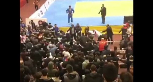 Массовая драка на турнире по дзюдо. Стопкадр видео https://t.me/bazabazon/6212 Массовая драка на турнире по дзюдо. Стопкадр видео https://t.me/bazabazon/6212