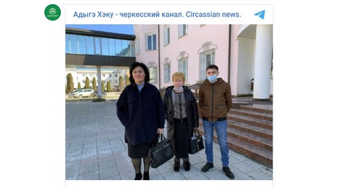 Рамазан с матерью (в центре) и адвокатом Бэлой Даутоковой. Скриншот сообщения https://t.me/aheku/2357 Рамазан с матерью (в центре) и адвокатом Бэлой Даутоковой. Скриншот сообщения https://t.me/aheku/2357