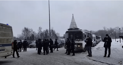 Автозаки и полиция у здания в Москве, где 13 марта 2021 года был запланирован форум "Объединенных демократов". Стоп-кадр прямой трансляции: https://youtu.be/RbSsO2NsglY Автозаки и полиция у здания в Москве, где 13 марта 2021 года был запланирован форум "Объединенных демократов". Стоп-кадр прямой трансляции: https://youtu.be/RbSsO2NsglY