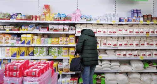 Покупательница в магазине. Фото Татьяны Филимоновой для "Кавказского узла". Покупательница в магазине. Фото Татьяны Филимоновой для "Кавказского узла".