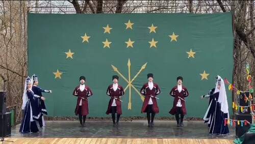 Адыгский танец во время празднования Черкесского нового года в хуторе Гавердовский 21 марта 2021 года. Стопкадр из видео со страницы группы «Типичная Адыгея» в соцсети «ВКонтакте» https://vk.com/typical01?w=wall-32771925_197124