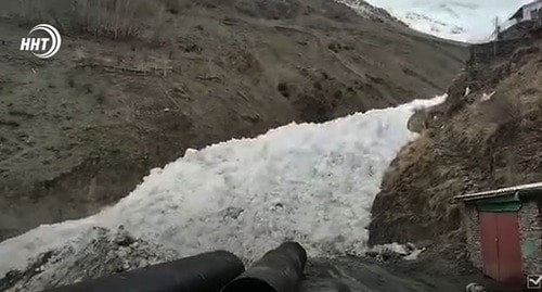 В высокогорном селе Цахур Рутульского района Дагестана сошла лавина. Скриншот видео https://www.youtube.com/watch?v=gBKfrEBUvY8