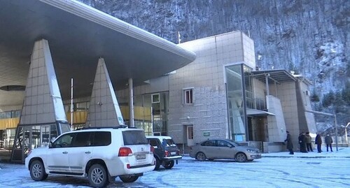 Контрольно-пропускной пункт "Верхний Ларс". Фото: скриншот видео "iRYSTON TV" https://www.youtube.com/watch?v=yRe8d4AzTnQ Контрольно-пропускной пункт "Верхний Ларс". Фото: скриншот видео "iRYSTON TV" https://www.youtube.com/watch?v=yRe8d4AzTnQ