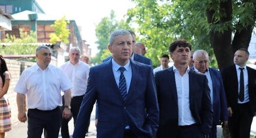 Вячеслав Битаров (в центре) и Тамерлан Фарниев (справа) в рейде по Владикавказу 25 июня 2018 года. Фото: пресс-служба АМС Вдадикавказа - http://vladikavkaz-osetia.ru/news/46070/ Вячеслав Битаров (в центре) и Тамерлан Фарниев (справа) в рейде по Владикавказу 25 июня 2018 года. Фото: пресс-служба АМС Вдадикавказа - http://vladikavkaz-osetia.ru/news/46070/