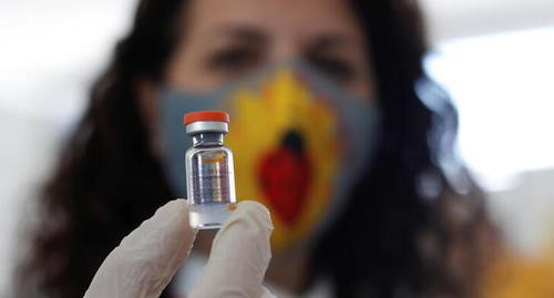 Медицинский работник готовится ввести вакцину Sinovac (COVID-19) во время программы массовой вакцинации от коронавируса на площади Скандербег в Тиране, Албания, 28 марта 2021 года. Фото: REUTERS/Florion Goga