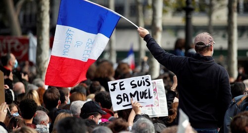 Люди на площади Республики в Париже отдают дань памяти Сэмюэлю Пати, учителю французского языка, который был обезглавлен на улицах парижского пригорода Конфлан-Сент-Онорин, Франция, 18 октября 2020 года. Плакат гласит: "Я Самуил".  Фото: REUTERS/Charles Platiau