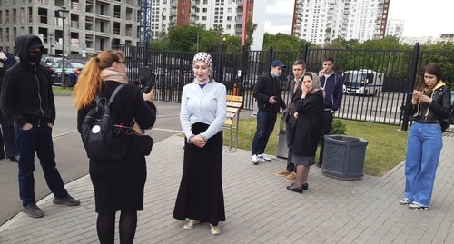 Мама Джумаева Елизавета   после заседания у здания суда. Фото Рустама Джалилова для "Кавказского узла"
