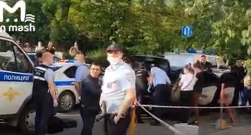 Сотрудники полиции на месте происшествия. Скриншот видео https://www.youtube.com/watch?v=GzadLutmD9M Сотрудники полиции на месте происшествия. Скриншот видео https://www.youtube.com/watch?v=GzadLutmD9M