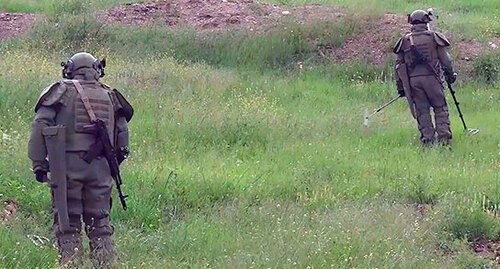 Российские миротворцы обеспечивают безопасность при проведении сельскохозяйственных работ вдоль линии разграничения в Нагорном Карабахе. Фото пресс-службы МО России Российские миротворцы обеспечивают безопасность при проведении сельскохозяйственных работ вдоль линии разграничения в Нагорном Карабахе. Фото пресс-службы МО России