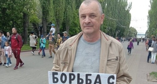 Владимир Тельпук на пикете в Волгограде 9 мая 2021 года. Фото Вячеслава Ященко для «Кавказского узла» Владимир Тельпук на пикете в Волгограде 9 мая 2021 года. Фото Вячеслава Ященко для «Кавказского узла»