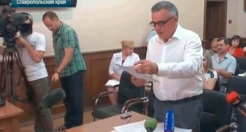 Руслан Закриев в зале суда. Кадр видео НТВ https://yandex.ru/video/preview/?text=Чеченский%20писатель%20Руслан%20Закриев&path=wizard&parent-reqid=1623734449425676-10243658158673455683-balancer-knoss-search-yp-vla-7-BAL-9778&wiz_type=vital&filmId=15471500808689787490
