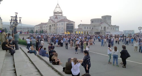 Жители Степанакерта собираются на митинг, чтоб потребовать отставки президента Нагорного Карабаха. 21 июня 2021 г. Фото Алвард Григорян для "Кавказского узла" Жители Степанакерта собираются на митинг, чтоб потребовать отставки президента Нагорного Карабаха. 21 июня 2021 г. Фото Алвард Григорян для "Кавказского узла"