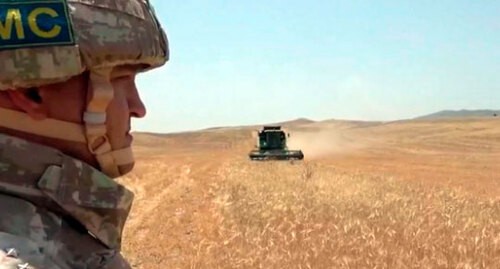 Российский военный по просьбе жителей Мартунинского района охраняет их во время уборки урожая пшеницы вблизи линии разграничения. Фото пресс-службы МО России https://mil.ru/russian_peacekeeping_forces/news/more.htm?id=12368188@egNews Российский военный по просьбе жителей Мартунинского района охраняет их во время уборки урожая пшеницы вблизи линии разграничения. Фото пресс-службы МО России https://mil.ru/russian_peacekeeping_forces/news/more.htm?id=12368188@egNews