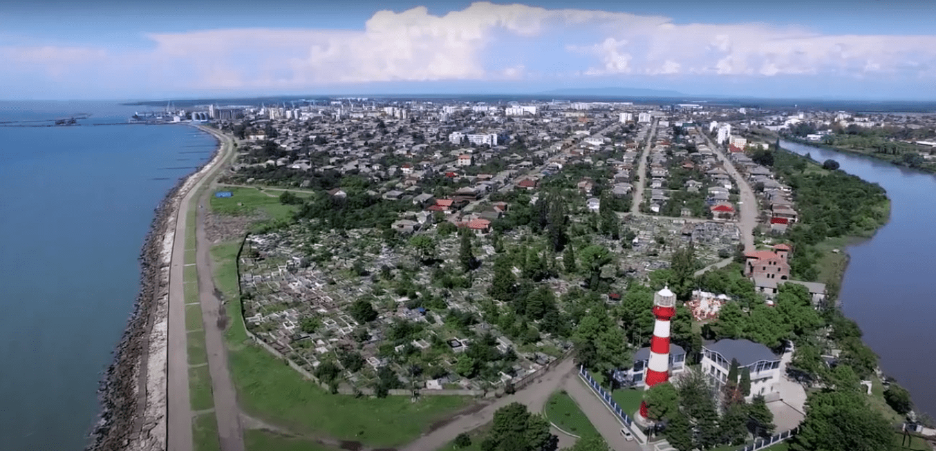 Потийский маяк и вид на город с дрона. Фото: стоп-кадр видео - https://youtu.be/qPovFF7tSsk?t=26