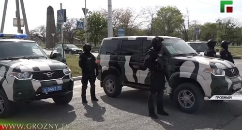 Полицейские в Грозном. Стоп-кадр из видео на канале ЧГТРК "Грозный" https://www.youtube.com/watch?v=rBL-u2jTFcQ