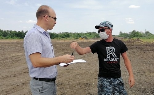 Сторож Сергей объясняет активисту, почему он хочет строительства дороги через Волго-Ахтубинскую пойму. 17 июля 2021 года. Фото Татьяны Филимоновой для "Кавказского узла".