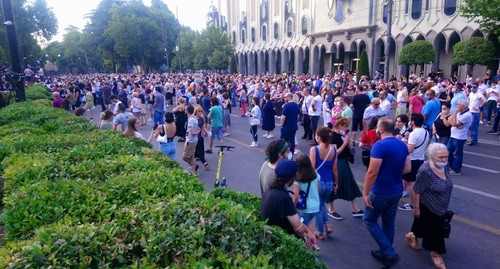 Участники митинга перекрыли движение по проспекту Руставели в Тбилиси с требованием наказать виновников нападений на журналистов 17.07.21. Фото Беслана Кмузова для "Кавказского узла" Участники митинга перекрыли движение по проспекту Руставели в Тбилиси с требованием наказать виновников нападений на журналистов 17.07.21. Фото Беслана Кмузова для "Кавказского узла"