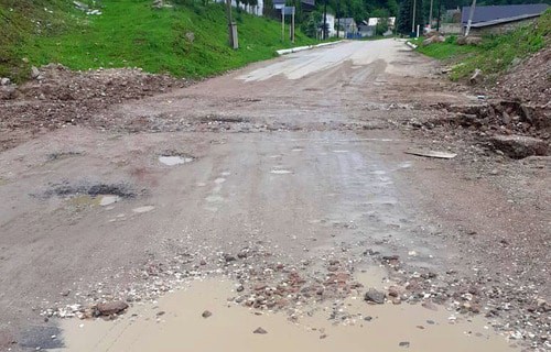 Дорога в Нижнем Чегеме. Фото Людмилы Маратовой для "Кавказского узла". Дорога в Нижнем Чегеме. Фото Людмилы Маратовой для "Кавказского узла".