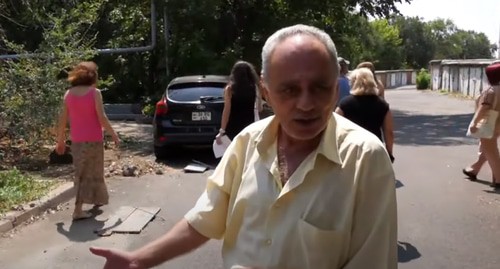Житель многоэтажного дома в Физгородке. Скриншот видео https://www.youtube.com/watch?v=_9Fq__7J8Cg