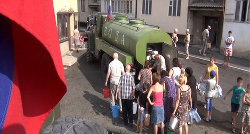 Военнослужащий МС раздает воду жителям Нагорного Карабаха. Фото пресс-службы МО России https://mil.ru/russian_peacekeeping_forces/news/more.htm?id=12378097@egNews Военнослужащий МС раздает воду жителям Нагорного Карабаха. Фото пресс-службы МО России https://mil.ru/russian_peacekeeping_forces/news/more.htm?id=12378097@egNews