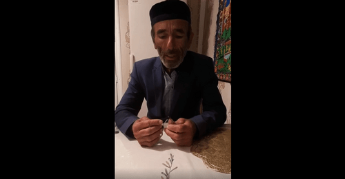 Ахметхан Тимурзиев. Стоп-кадр видеообращения к Рамзану Кадырову. t.me/fortangaorg/9162 Ахметхан Тимурзиев. Стоп-кадр видеообращения к Рамзану Кадырову. t.me/fortangaorg/9162