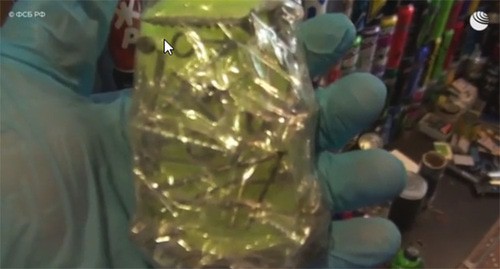 Самодельная бомба, найденная в комнате подростка. Скриншот видео оперативной сьемки ФСБ России https://ria.ru/20210408/podrostok-1727413851.html