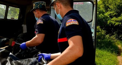 Карабахские спасатели транспортируют останки военнослужащего. Фото пресс-службы Государственная служба по чрезвычайным ситуациям МВД Республики Арцах https://www.facebook.com/photo/?fbid=216157243863785&set=a.204085841737592