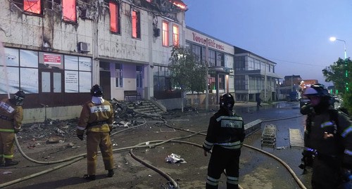 Ликвидация пожара в гостинице в Хасавюрте. Фото пресс-службы МЧС https://05.mchs.gov.ru/deyatelnost/press-centr/operativnaya-informaciya/4566282 Ликвидация пожара в гостинице в Хасавюрте. Фото пресс-службы МЧС https://05.mchs.gov.ru/deyatelnost/press-centr/operativnaya-informaciya/4566282