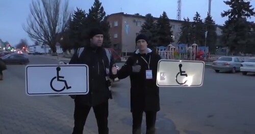 Видеоблогер Станислав Андреев (справа) и его товарищ Алексей Шамардин с табличками, в краже которых они обвинены. Стопкадр из видео на Youtube-канале «Инспектор Андреев» https://www.youtube.com/watch?v=ilPlMvLY2P4 Видеоблогер Станислав Андреев (справа) и его товарищ Алексей Шамардин с табличками, в краже которых они обвинены. Стопкадр из видео на Youtube-канале «Инспектор Андреев» https://www.youtube.com/watch?v=ilPlMvLY2P4