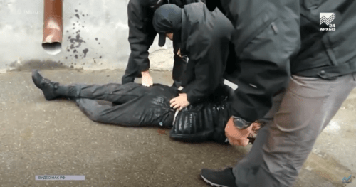 Стоп-кадр видео задержания предполагаемого террориста в Черкесске. https://www.youtube.com/watch?v=-e4ueZ87LIE Стоп-кадр видео задержания предполагаемого террориста в Черкесске. https://www.youtube.com/watch?v=-e4ueZ87LIE
