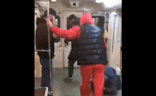 Кадр из видео об избиении пассажира в метро в сообществе "Голос Дагестана" в соцсети "ВКонтакте". https://vk.com/wall-74219800_1095695?reply=1095707