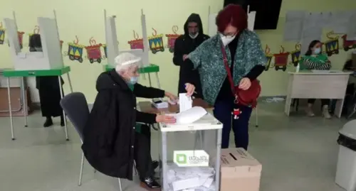 Избирательный участок в Грузии. 2 октября 2021 года. Фото Беслана Кмузова для "Кавказского узла".