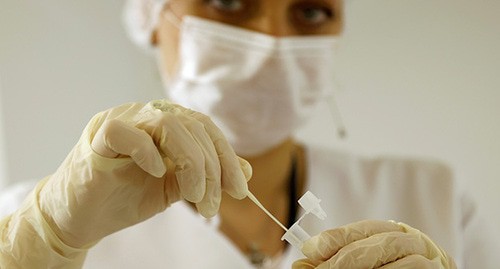 Медицинский работник. Фото: REUTERS/Maxim Shemetov Медицинский работник. Фото: REUTERS/Maxim Shemetov