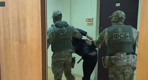 Задержание подозреваемого в подготовке теракта. Фото https://tvzvezda.ru/news/20211022951-EVUZ2.html