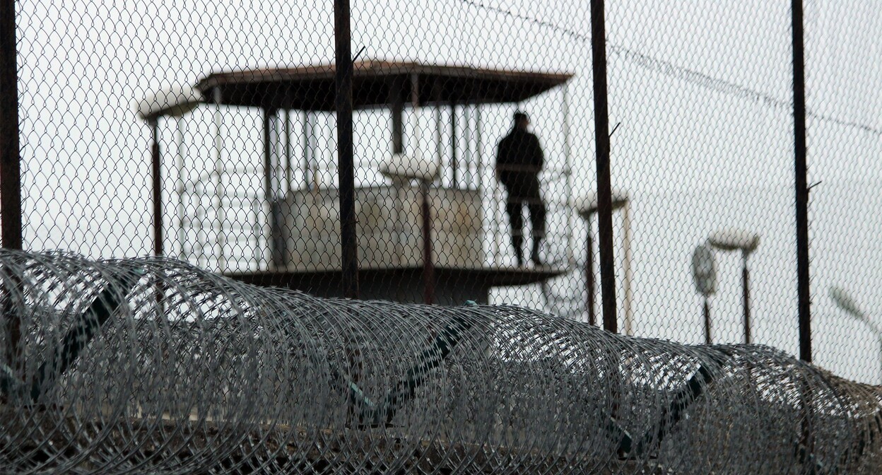 Колючая проволока и металлическая сетка на стенах тюрьмы. Фото Инны Кукуджановой для "Кавказского узла"