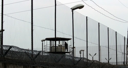 Колючая проволока и металлическая сетка на стенах тюрьмы. Фото Инны Кукуджановой для "Кавказского узла"