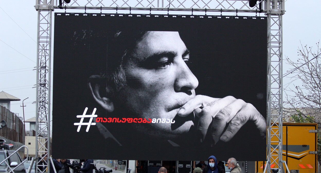 Портрет Михаила Саакашвили на уличном мониторе. Фото Инны Кукуджановой для "Кавказского узла"