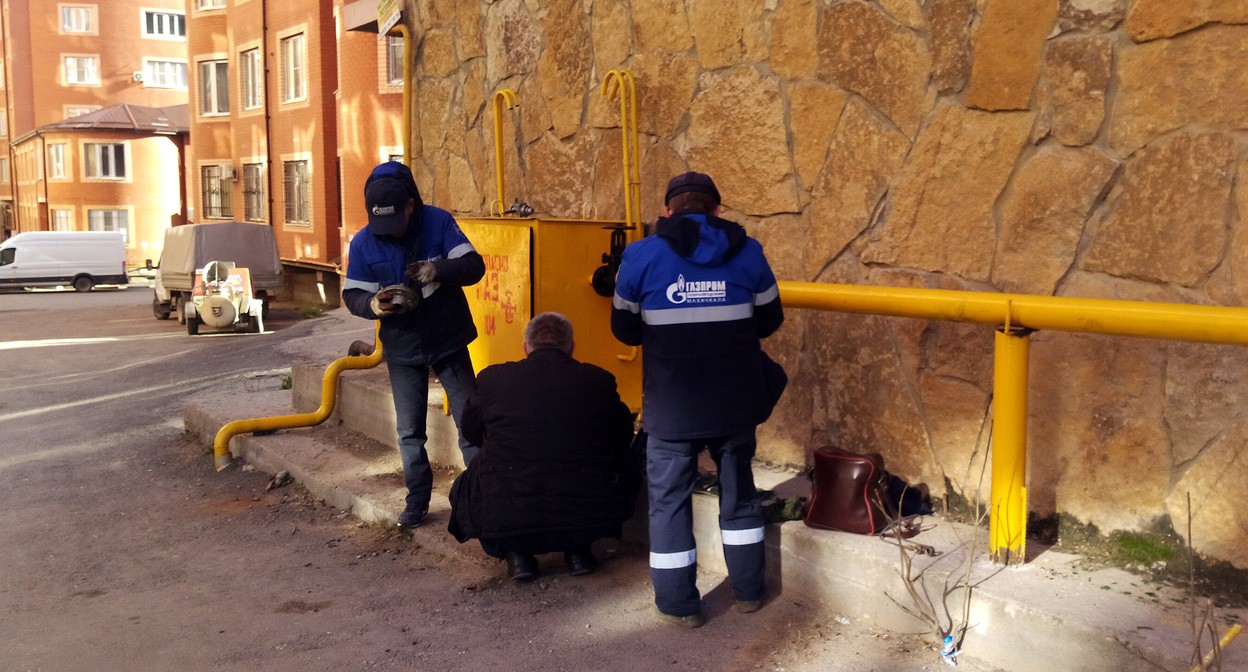 Специалисты подготавливают систему газоснабжения к подаче газа. 3 декабря 2021 год. Фото Расула Магомедова для "Кавказского узла"
