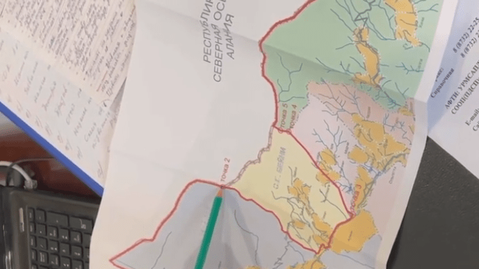 Глава администрации Джейрахского района Ахмед Льянов демонстрирует новую линию пограничной зоны на участке, примыкающем к Северной Осетии. Стоп-кадр видео https://www.instagram.com/p/CXQpPSHsh8M/