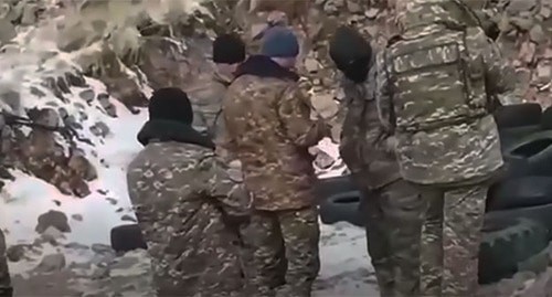 Пленение азербайджанских солдат. Скриншот видео https://www.youtube.com/watch?v=2CVSoBw8LWU