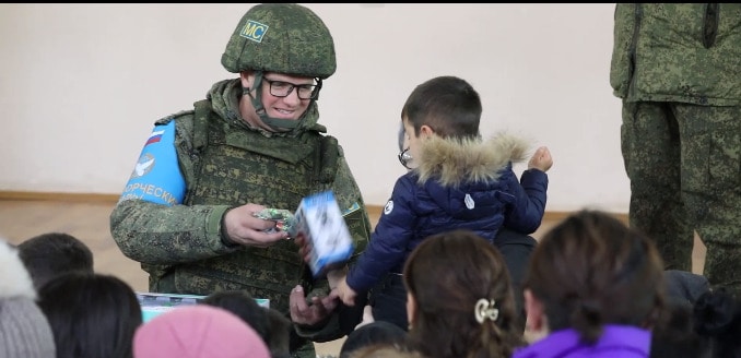 Передача подарков детям в села Ван. Скриншот кадра видео на сайте Минобороны России. https://mil.ru/russian_peacekeeping_forces/news/more.htm?id=12400507@egNews