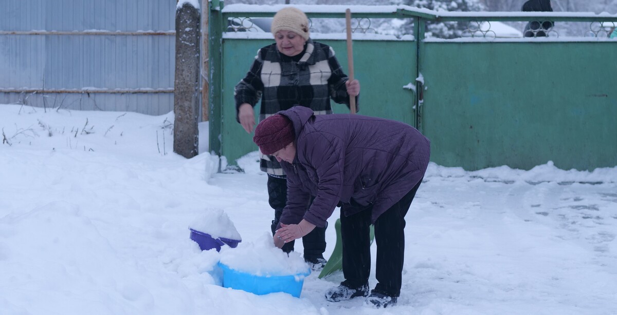 Жители Красного Сулина собирают снег, чтобы растапливать его в отсутствие водоснабжения. 26 декабря 2021 года. Фото Сергея Снежина для "Кавказского узла".