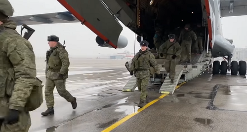 Российские военные, прибывшие в Казахстан в составе миротворческого контингента ОДКБ. Кадр видео Минобороны РФ www.youtube.com/watch?v=xLhbVuWOSNA 