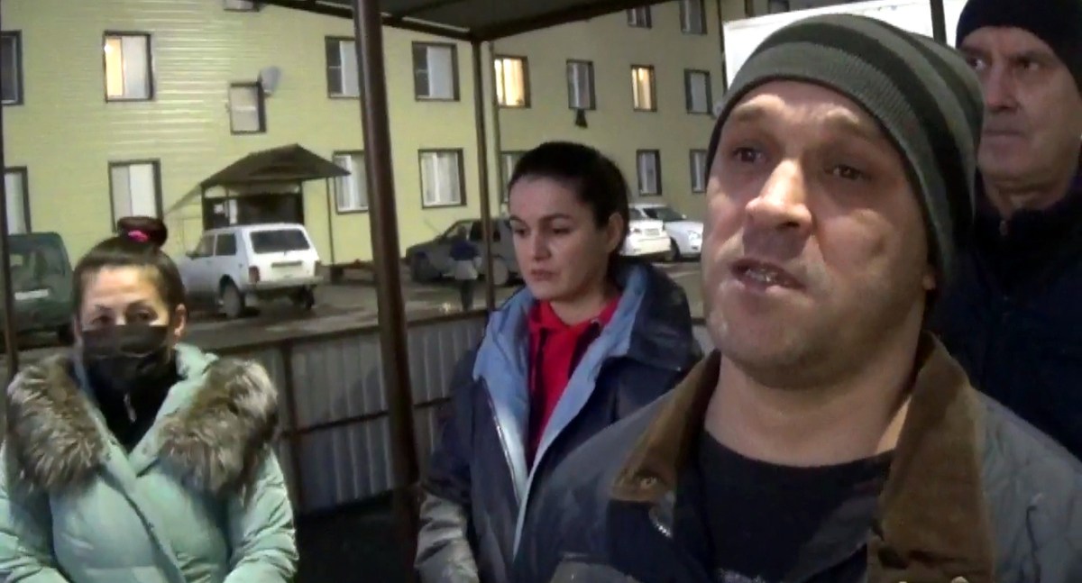  Э.Пуховский  и другие жители возле своего дома. Фото Людмилы Маратовой для "Кавказского узла"

