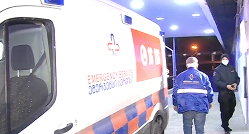 Скорая помощь доставила пострадавших при взрыве в шахте в Ткибули в ожоговый центр. Кадр видео канала RUSTAVU 2 https://rustavi2.ge/ka/news/220636
