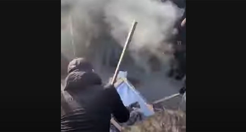 Участники митинга в Грозном сжигают портреты Янгулбаевых. 2 февраля 2021 г. Скриншот видео https://www.youtube.com/watch?v=In2m0Ee7Erw