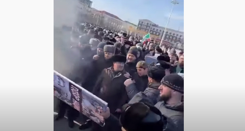 Участники митинга в Грозном сжигают портреты Янгулбаевых. 2 февраля 2021 г. Скриншот видео https://www.youtube.com/watch?v=In2m0Ee7Erw