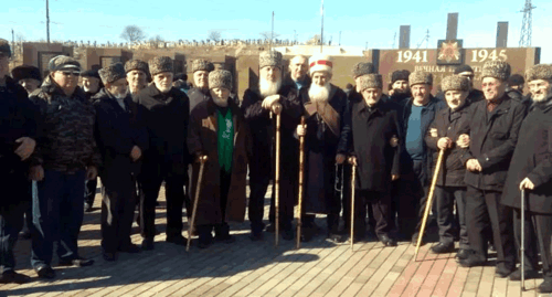 Старейшины чеченской общины в Ауховском районе на памятном мероприятии  к годовщине депортации вайнахов во время Великой Отечественной войны. Фото  Султана Касимова.